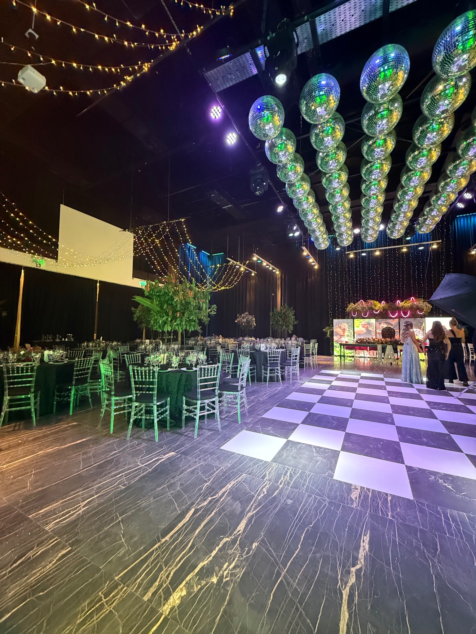 Ambientación de un evento con pista y esferas espejadas